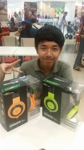 This guy and his sister are lucky to get the free swag even thought they came from Cabanatuan. - Photo from Hachi Desu 