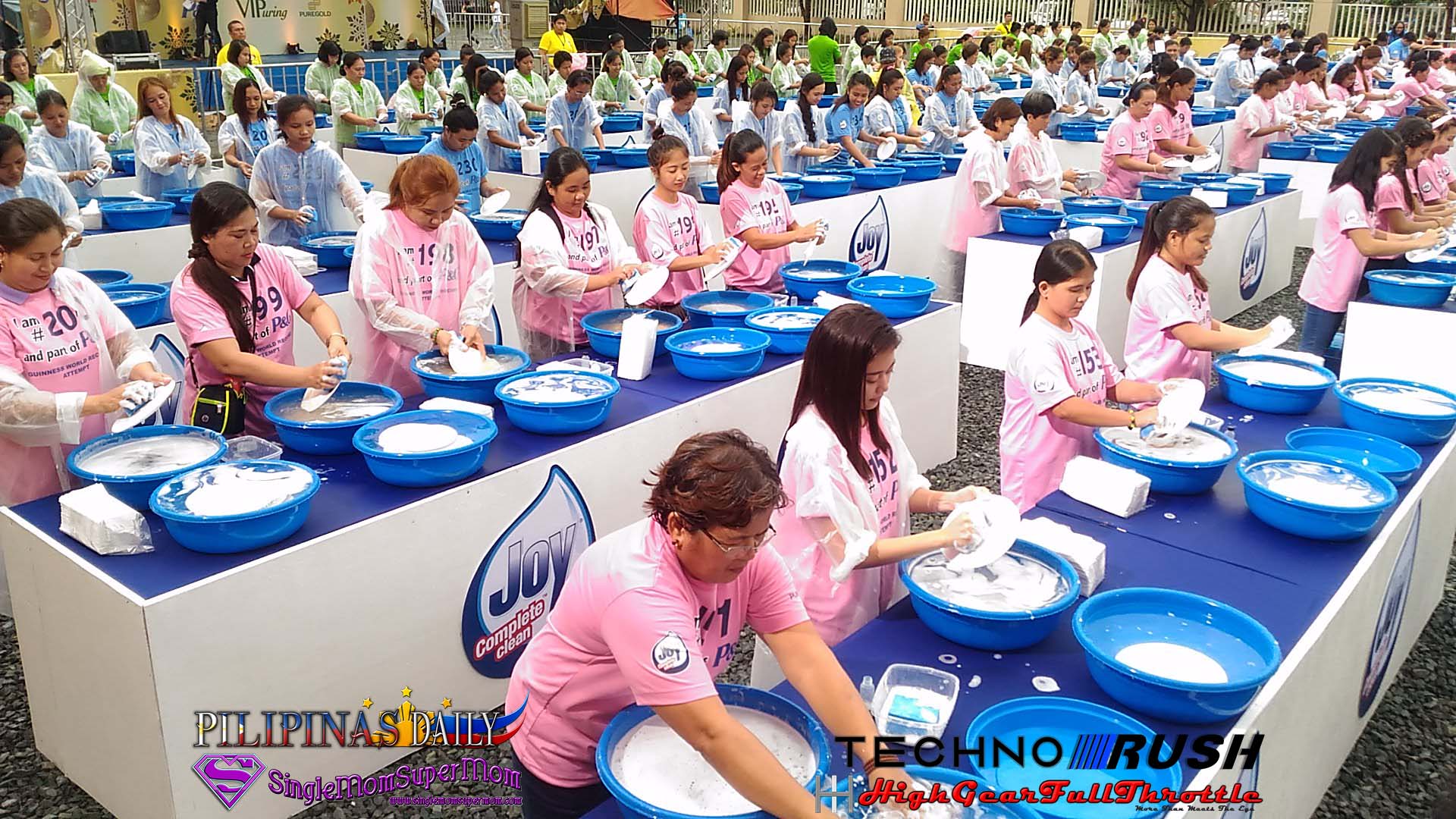 Guinness World Record Most People washing dishes simultaneously